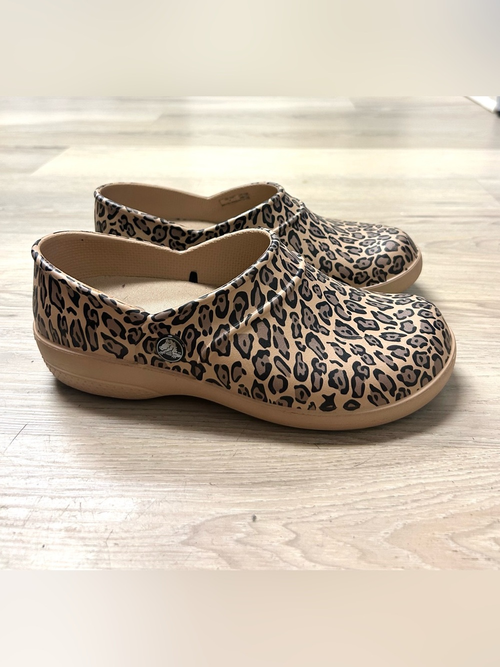Crocs Neria Pro Work Clogs Leopard Animal Print Women Sz 7 Slip Resistant Casual - Picture 10 of 14